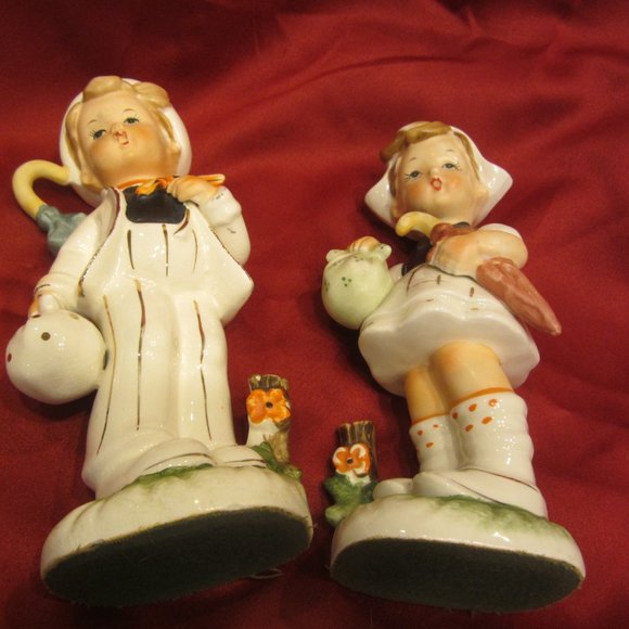 VTG MCM PAIR OF DUTCH CERAMIC FIGURINES W/UMBRELLAS & KERCHIEF BUNDLES - Picture 8 of 8